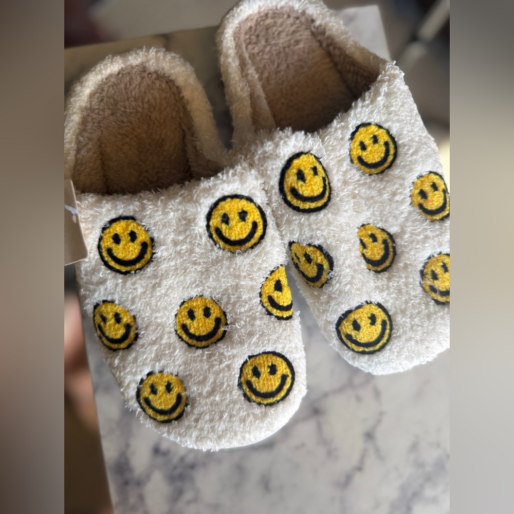 Happy slippers with multi smile faces in white Sz 7.5  -9 (I’m a 9 but close)